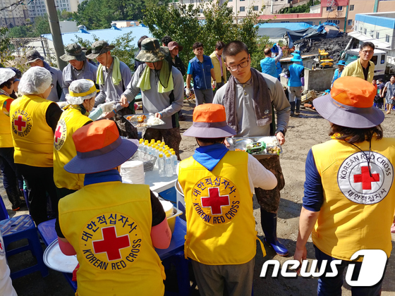적십자 봉사원 및 직원들, 태풍 피해 지역 대규모 구호