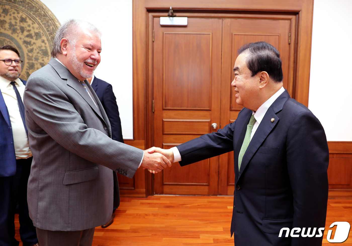 (서울=뉴스1) = 문희상 국회의장이 4일 오후 의장접견실에서 쿠르트 벡(Kurt Beck) 프리드리히 에버트 재단 대표과 만나 인사를 나누고 있다. (국회 제공) 2019.10. …