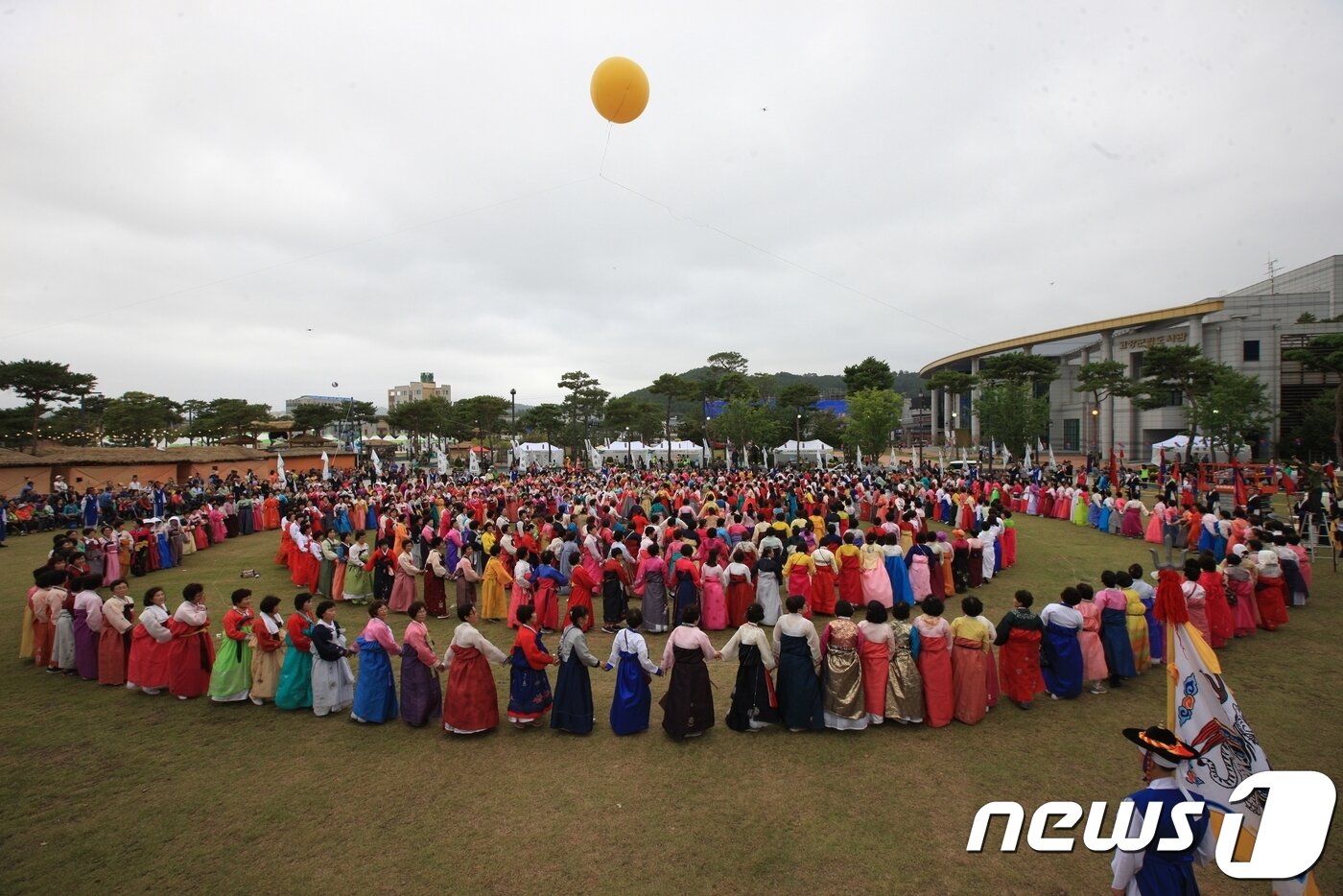 본문 이미지 - 역사와 전통·현대문화가 한데 어우러지며 4년 연속 문화관광축제 유망축제에 선정된 ‘제46회 고창모양성제’가 3일부터 7일까지 전북 고창읍성 일원에서 열리고 있다. 강강술래 장면ⓒ 뉴스1