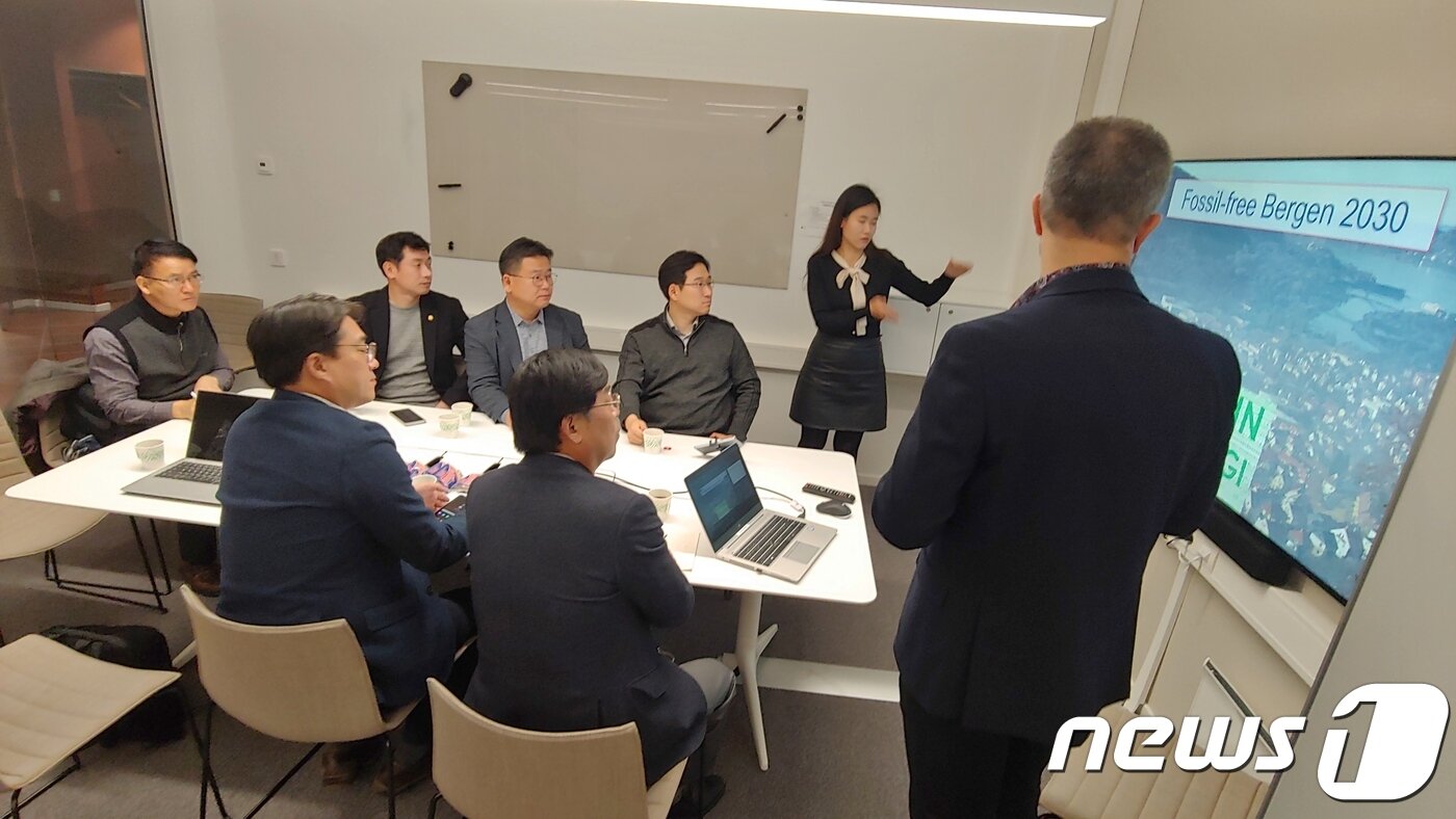 본문 이미지 - 노르웨이 베르겐시의회를 방문한 의원들이 전기·수소차 및 환경에너지 운영 현황을 청취하고, 담당 직원과 관련정책에 대한 의견을 교환했다. 베르겐시의회 방문은 인원 제한으로 인해 권락용 부위원장(민주·성남6) 등 연수단 일부만 참여했다./ⓒ 뉴스1