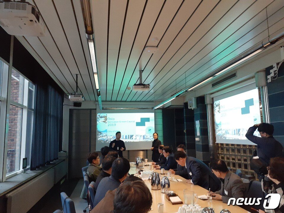 본문 이미지 - 도시위가 ‘친환경도시 2019프로젝트’를 추진 중인 노르웨이 오슬로시청을 찾았다. 오슬로시는 친환경도시 실현을 위해 특히 세계 최초로 '기후기금'을 조성한 것은 물론 기후 관련예산을 별도로 편성하는 등 다각적인 노력을 펼치고 있다./ⓒ 뉴스1