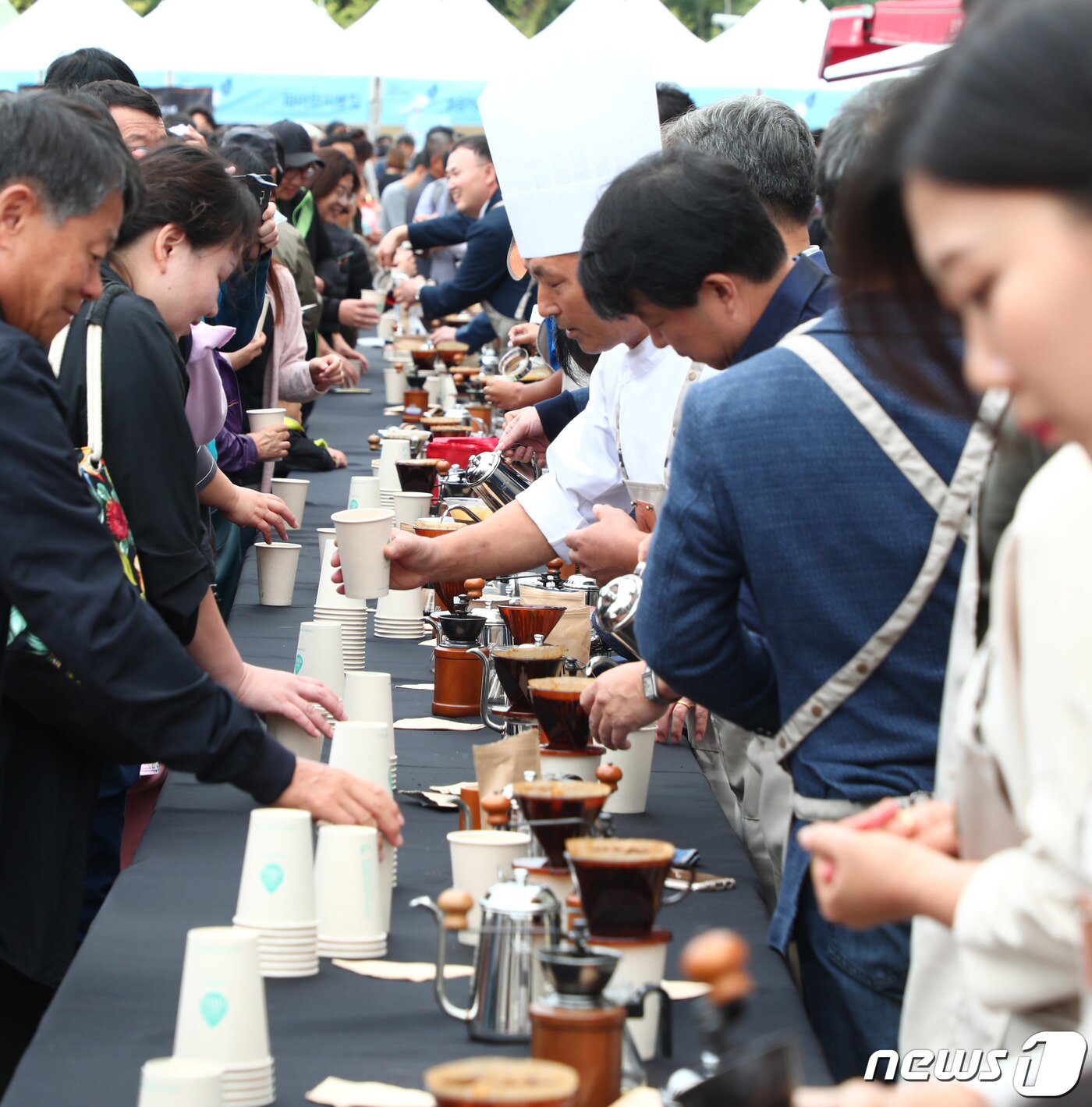 강릉커피축제장 대표 프로그램인 100명의 커피 바리스타가 100가지 맛의 커피를 뽑아내는 ‘100인&#40;人&#41; 100미&#40;味&#41; 바리스타 핸드드립 퍼포먼스’ 자료사진.&#40;뉴스1 DB&#41;