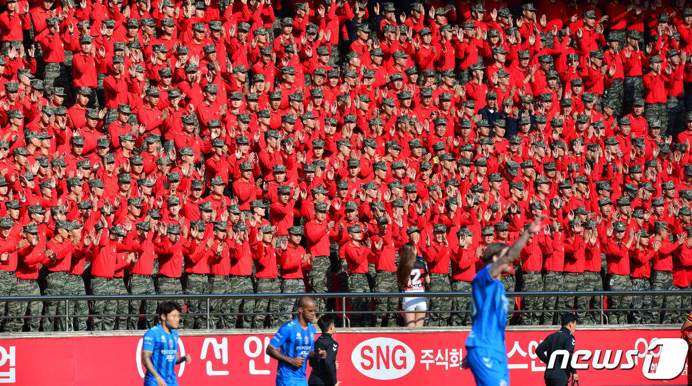 (포항=뉴스1) 최창호 기자 = 6일 경북 포항시 남구 스틸야드에서 열린 프로축구 하나원큐 K리그1 2019 포항 스틸러스 대 울산 현대의 경기 응원을 해병대 1사단 장병들이 해병 …