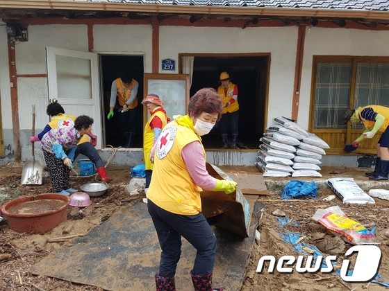 태풍 피해입은 가옥 정리하는 적십자 봉사원들
