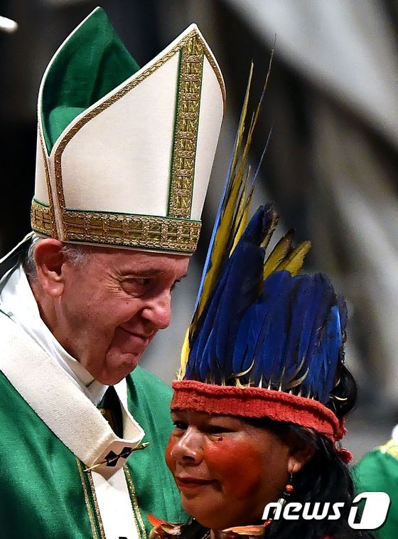 [사진] 바티칸의 프란치스코 교황과 아마존 원주민