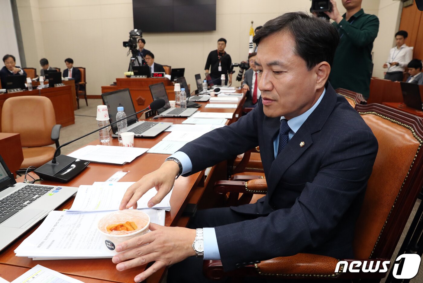 본문 이미지 - 김진태 자유한국당 의원이 7일 서울 여의도 국회에서 열린 정무위원회의 국정감사에서 '국대떡볶이'를 들고 질의하고 있다.  2019.10.7/뉴스1 ⓒ News1 이종덕 기자