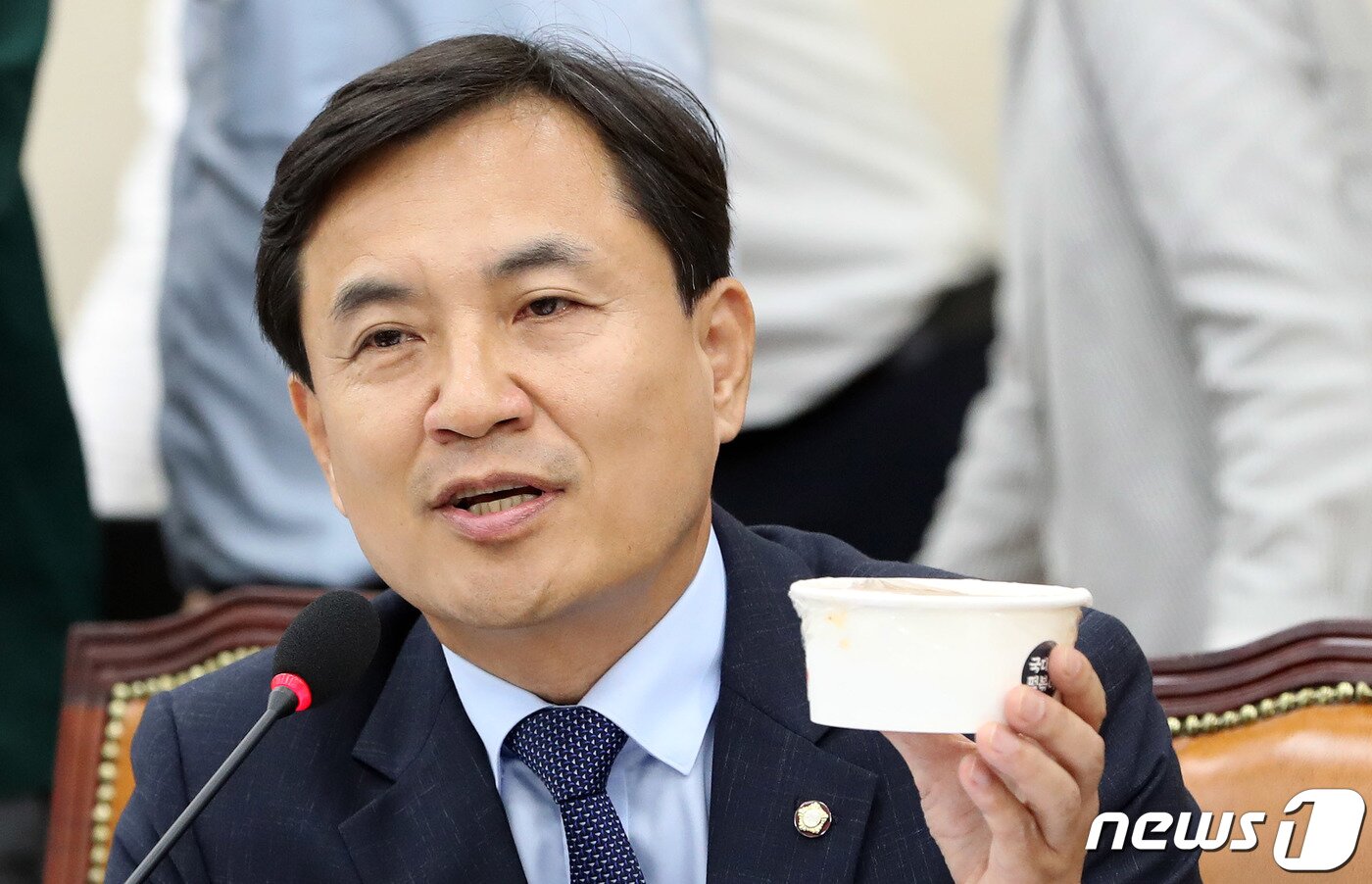 본문 이미지 - 김진태 자유한국당 의원이 7일 서울 여의도 국회에서 열린 정무위원회의 국정감사에서 '국대떡볶이'를 들고 질의하고 있다. 김진태 의원은 "가맹사업자들이 공정거래를 방해하는 사회주의 법 때문에 피를 토하고 있다＂고 주장했다. 2019.10.7/뉴스1 ⓒ News1 이종덕 기자