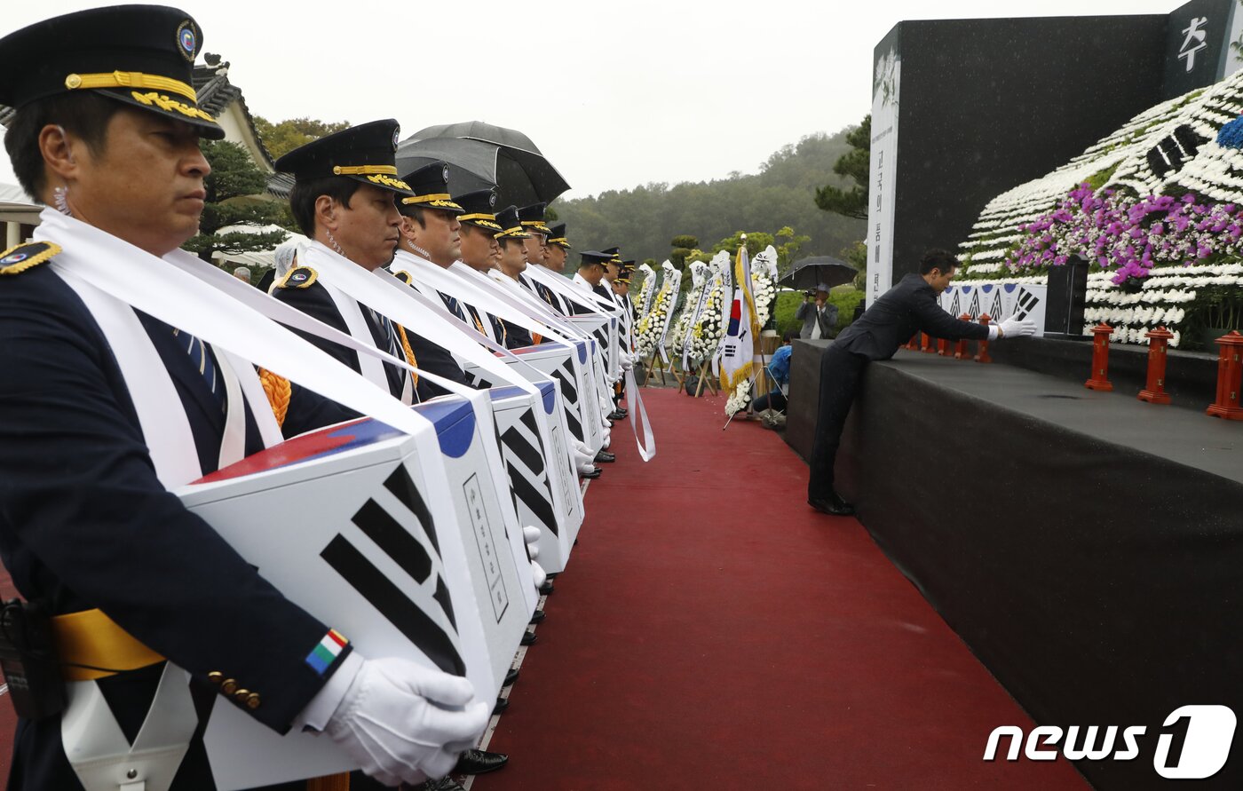 본문 이미지 - 지난 2019년 10월7일 오후 충남 천안시 국립망향의 동산에서 열린 사할린 강제동원 한인 희생자 유해봉환 추도 및 안치식에서 운구요원들이 고인의 유해를 봉송하고 있다. 2019.10.7/뉴스1 ⓒ News1 주기철 기자