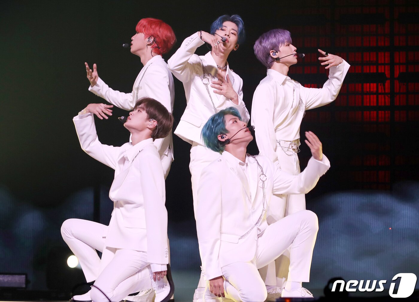 본문 이미지 - 그룹 에이비식스(AB6IX)의 이대휘(왼쪽부터), 임영민, 김동현, 박우진, 전웅이 7일 오후 서울 동대문구 경희대학교 평화의 전당에서 열린 첫번째 정규 앨범 '6IXENSE' 발매 기념 쇼케이스에 참석해 신곡을 선보이고 있다. 2019.10.7/뉴스1 ⓒ News1 권현진 기자