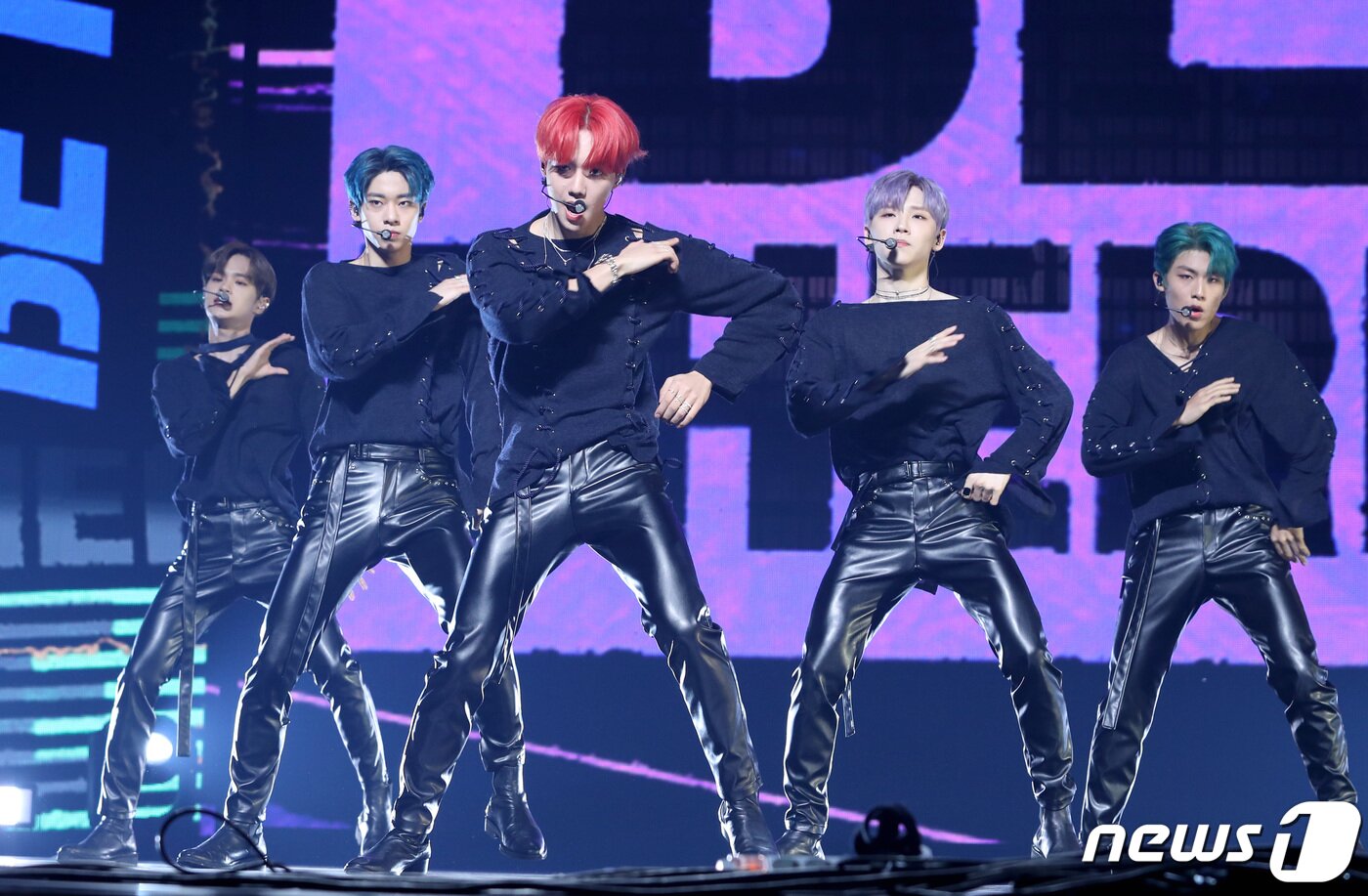 본문 이미지 - 그룹 에이비식스(AB6IX)의 이대휘(왼쪽부터), 김동현, 임영민, 전웅, 박우진이 7일 오후 서울 동대문구 경희대학교 평화의 전당에서 열린 첫번째 정규 앨범 '6IXENSE' 발매 기념 쇼케이스에 참석해 신곡을 선보이고 있다. 2019.10.7/뉴스1 ⓒ News1 권현진 기자