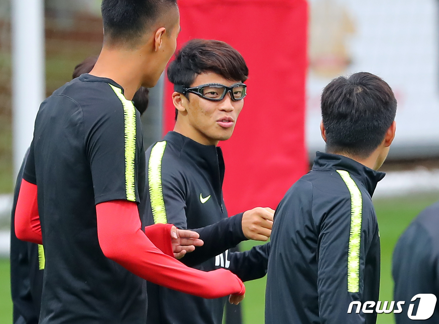 (파주=뉴스1) 구윤성 기자 = 대한민국 남자 축구대표팀 황희찬이 7일 오후 경기도 파주시 축구대표팀트레이닝센터(NFC)에서 고글을 쓴 채 훈련하고 있다.파울루 벤투 감독이 이끄는 …