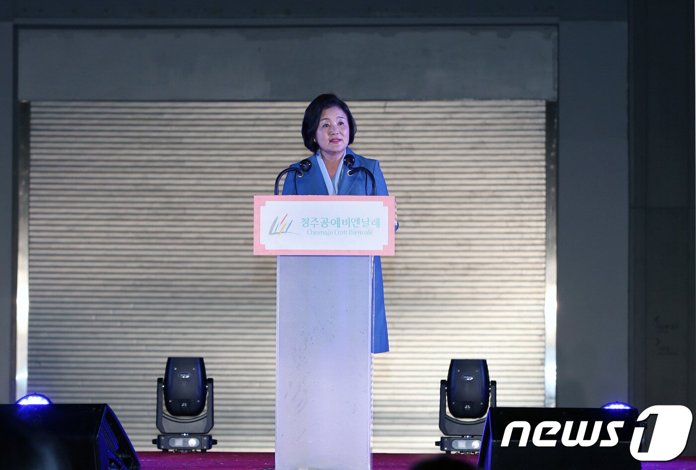 본문 이미지 - 7일 2019 청주공예비엔날레 개막식에 참석한 김정숙 여사가 축사를 하고 있다.ⓒ 뉴스1