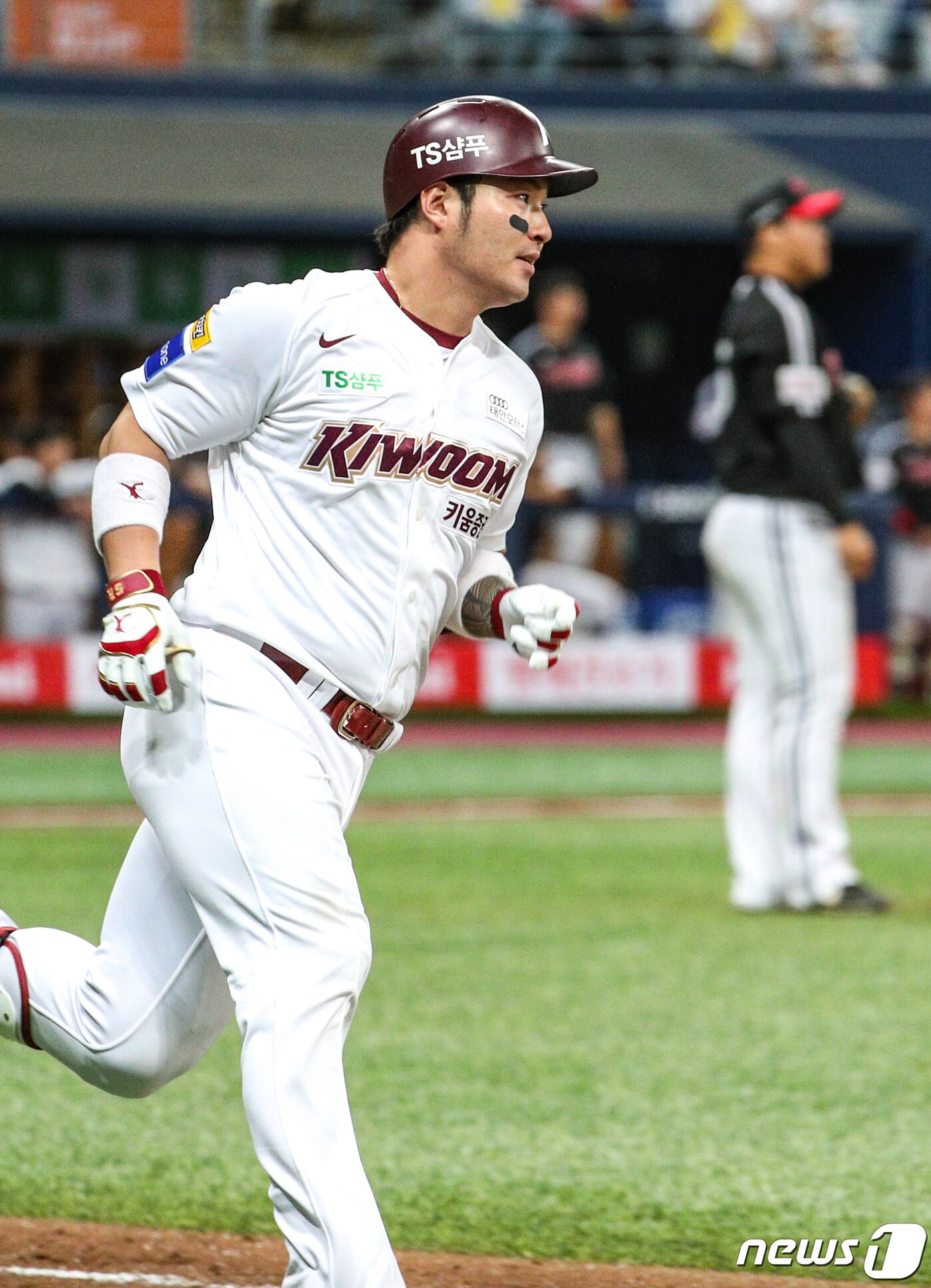 본문 이미지 - 7일 오후 서울 구로구 고척스카이돔에서 열린 프로야구 2019 신한은행 마이카 KBO리그 포스트시즌 준플레이오프 2차전 LG 트윈스와 키움 히어로즈 경기 8회말 1사 1루 상황 키움 박병호가 홈런을 치고 마운드를 돌고 있다. 2019.10.7/뉴스1 ⓒ News1 성동훈 기자