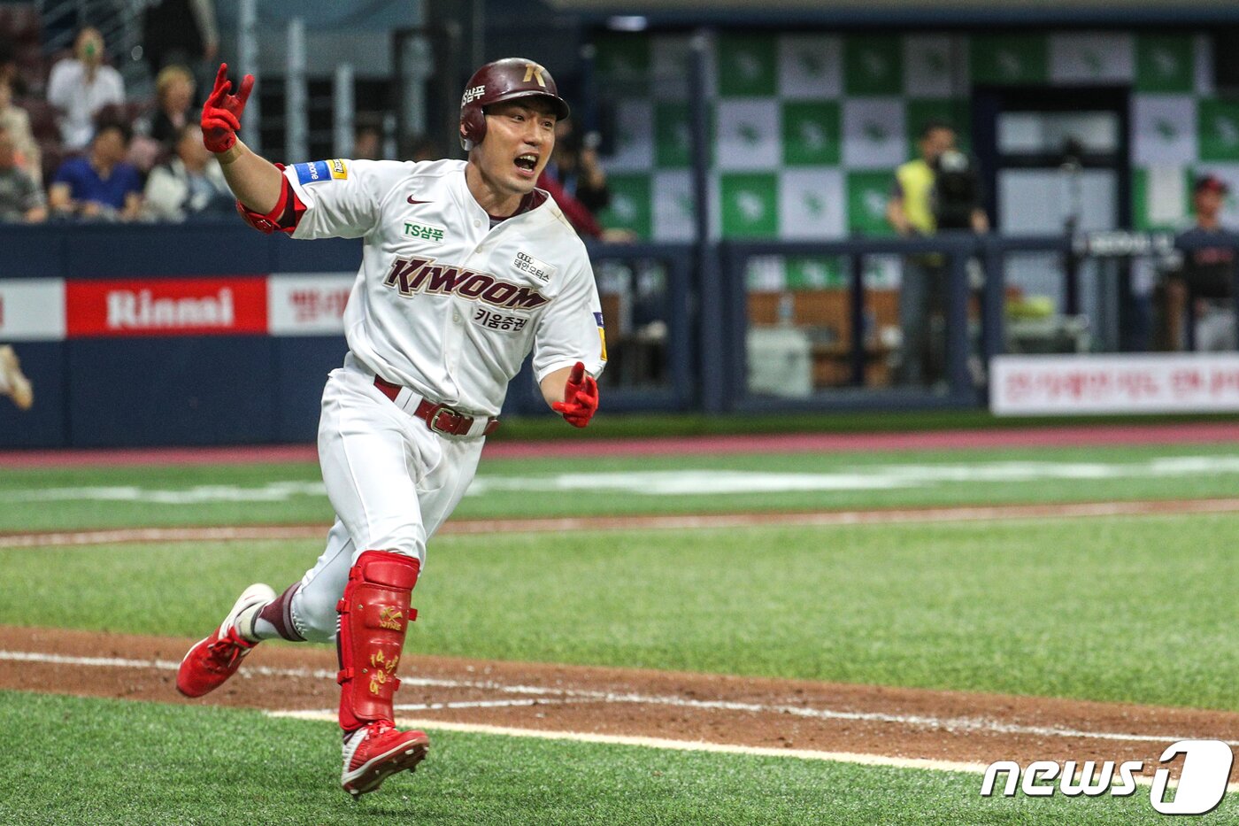 본문 이미지 - 7일 오후 서울 구로구 고척스카이돔에서 열린 프로야구 2019 신한은행 마이카 KBO리그 포스트시즌 준플레이오프 2차전 LG 트윈스와 키움 히어로즈 경기 9회말 2사 3루 상황, 키움 서건창이 안타를 치고 있다. 2019.10.7/뉴스1 ⓒ News1 성동훈 기자