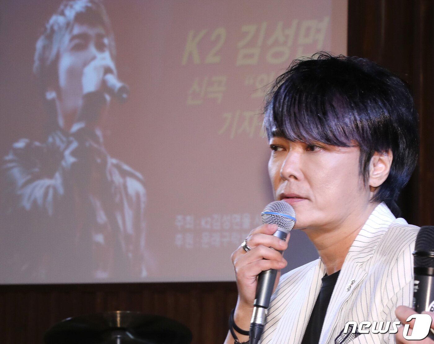 본문 이미지 - K2 김성면이 8일 오전 서울 영등포구 문래구락부에서 열린 새 싱글 앨범 '외치다' 발매기념 쇼케이스에 참석해 인사말을 하고 있다. 지난 1992년 록그룹 ‘피노키오’의 보컬리스트로 데뷔한 김성면은 1994년 K2를 결성해 '슬프도록 아름다운', '잃어버린 너', '유리의 성', '소유하지 않은 사랑' 등을 히트시키며 많은 사랑을 받았다. 2019.10.8/뉴스1 ⓒ News1 권현진 기자