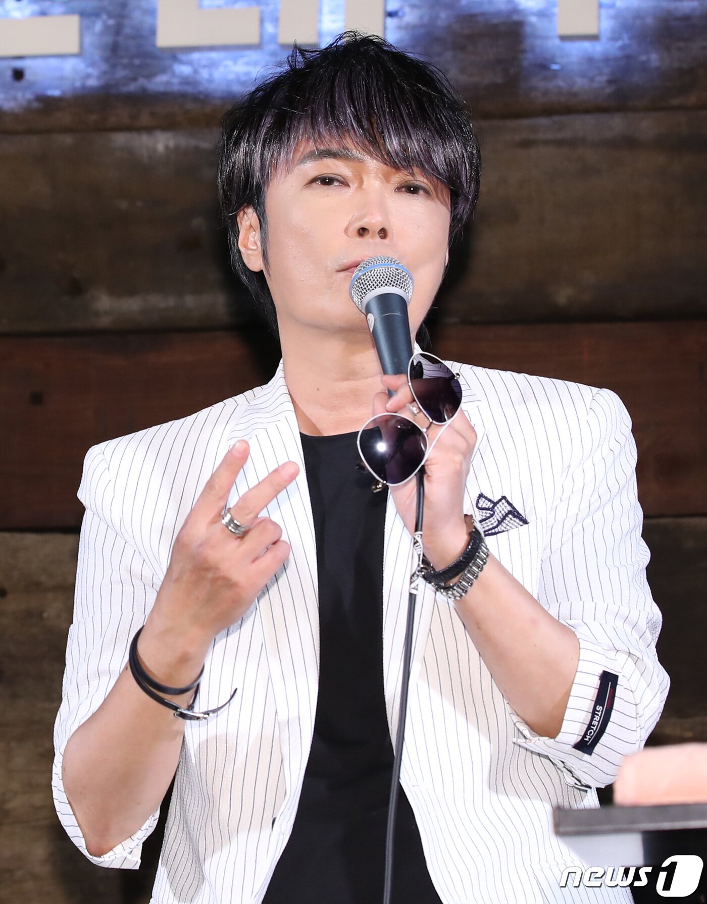 본문 이미지 - K2 김성면이 8일 오전 서울 영등포구 문래구락부에서 열린 새 싱글 앨범 '외치다' 발매기념 쇼케이스에 참석해 인사를 하고 있다. 지난 1992년 록그룹 ‘피노키오’의 보컬리스트로 데뷔한 김성면은 1994년 K2를 결성해 '슬프도록 아름다운', '잃어버린 너', '유리의 성', '소유하지 않은 사랑' 등을 히트시키며 많은 사랑을 받았다. 2019.10.8/뉴스1 ⓒ News1 권현진 기자