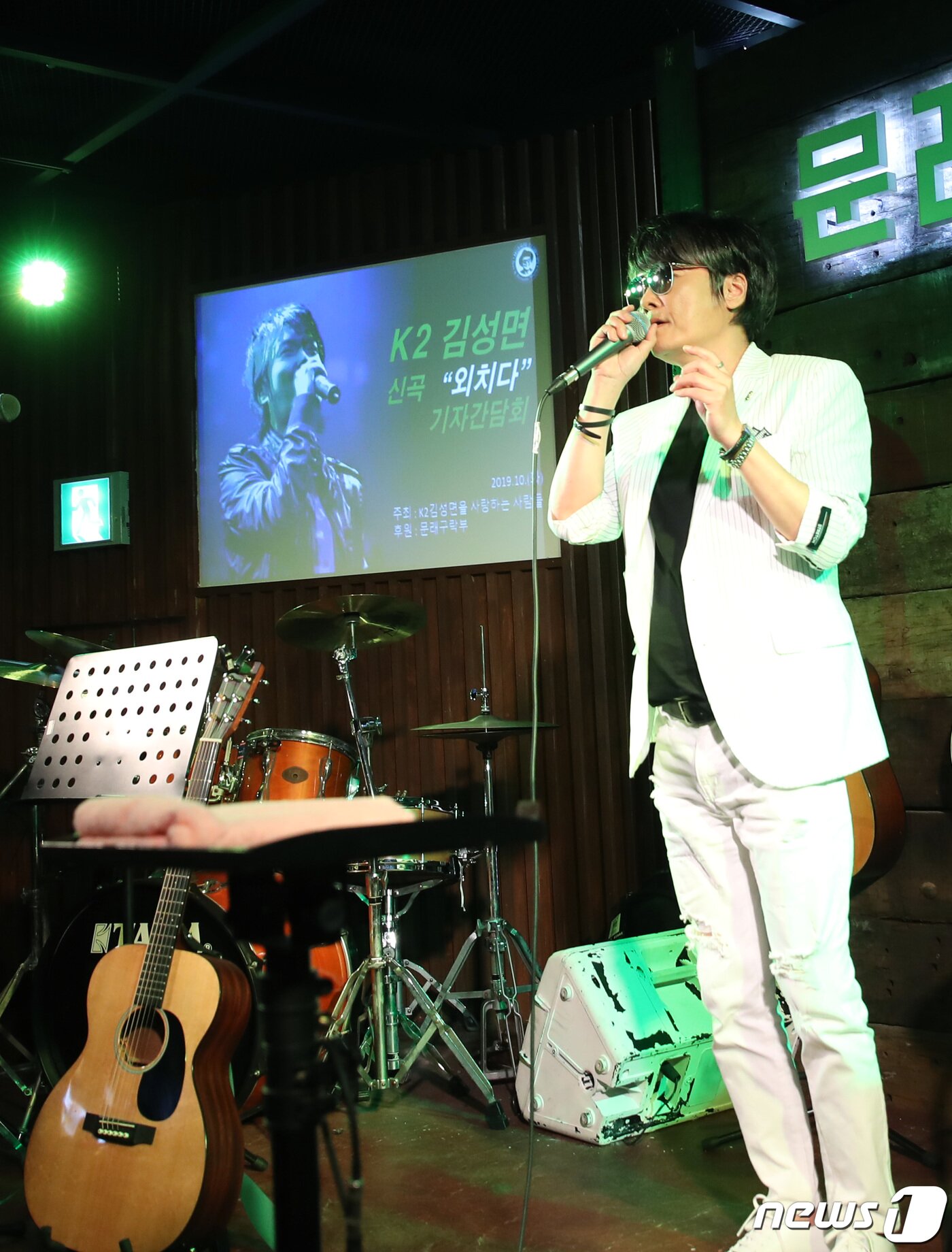 본문 이미지 - K2 김성면이 8일 오전 서울 영등포구 문래구락부에서 열린 새 싱글 앨범 '외치다' 발매기념 쇼케이스에 참석해 '슬프도록 아름다운'을 열창하고 있다. 지난 1992년 록그룹 ‘피노키오’의 보컬리스트로 데뷔한 김성면은 1994년 K2를 결성해 '슬프도록 아름다운', '잃어버린 너', '유리의 성', '소유하지 않은 사랑' 등을 히트시키며 많은 사랑을 받았다. 2019.10.8/뉴스1 ⓒ News1 권현진 기자