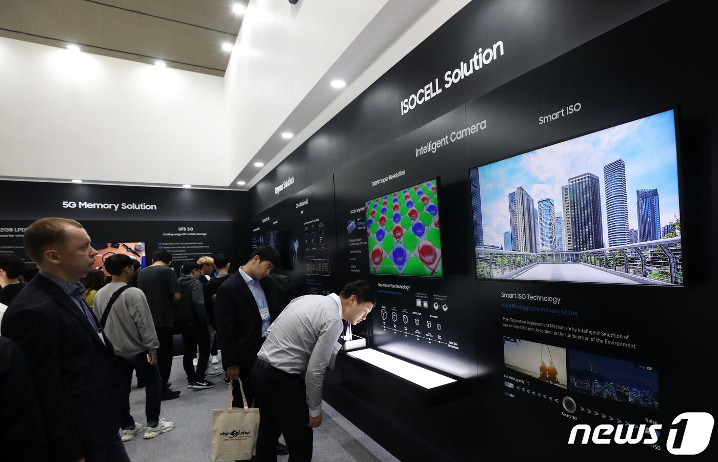 본문 이미지 - 8일 서울 강남구 코엑스에서 막을 올린 '2019 반도체 대전(SEDEX)'에서 관람객들이 삼성전자 부스를 둘러보고 있다. 2019.10.8/뉴스1 ⓒ News1 오대일 기자