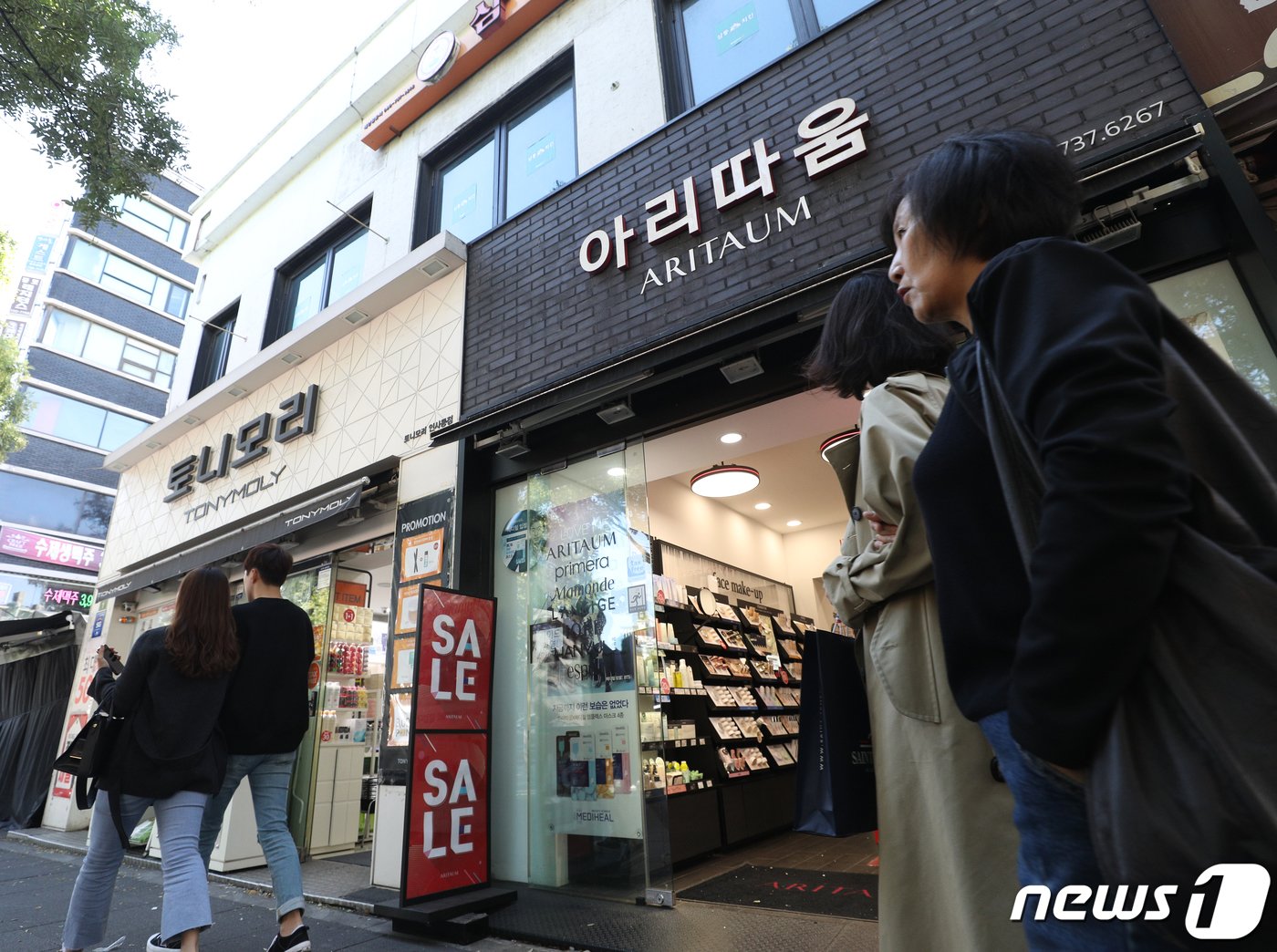 본문 이미지 - 8일 오후 서울 종로구 인사동 거리에 한글 간판이 줄지어 설치되어 있다. 뉴스1 ⓒ News1 신웅수 기자