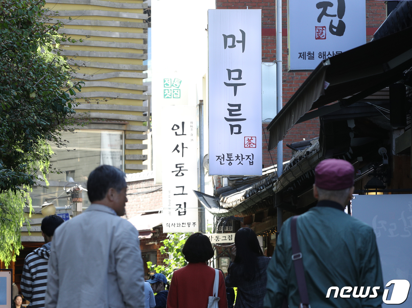 (서울=뉴스1) 신웅수 기자 = 제573돌 한글날을 하루 앞둔 8일 오후 서울 종로구 인사동 거리에 한글 간판이 줄지어 설치되어 있다. 2019.10.8/뉴스1