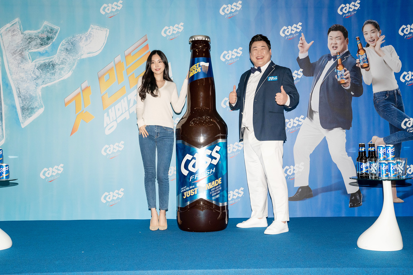 (서울=뉴스1) 김수경 에디터 = 8일 오전 코엑스 메가박스에서 개그맨 문세윤의 사회로 진행된 카스 신규 TV 광고 공개 행사에서 김준현과 손나은이 대형 카스 모형과 함께 포즈를 …