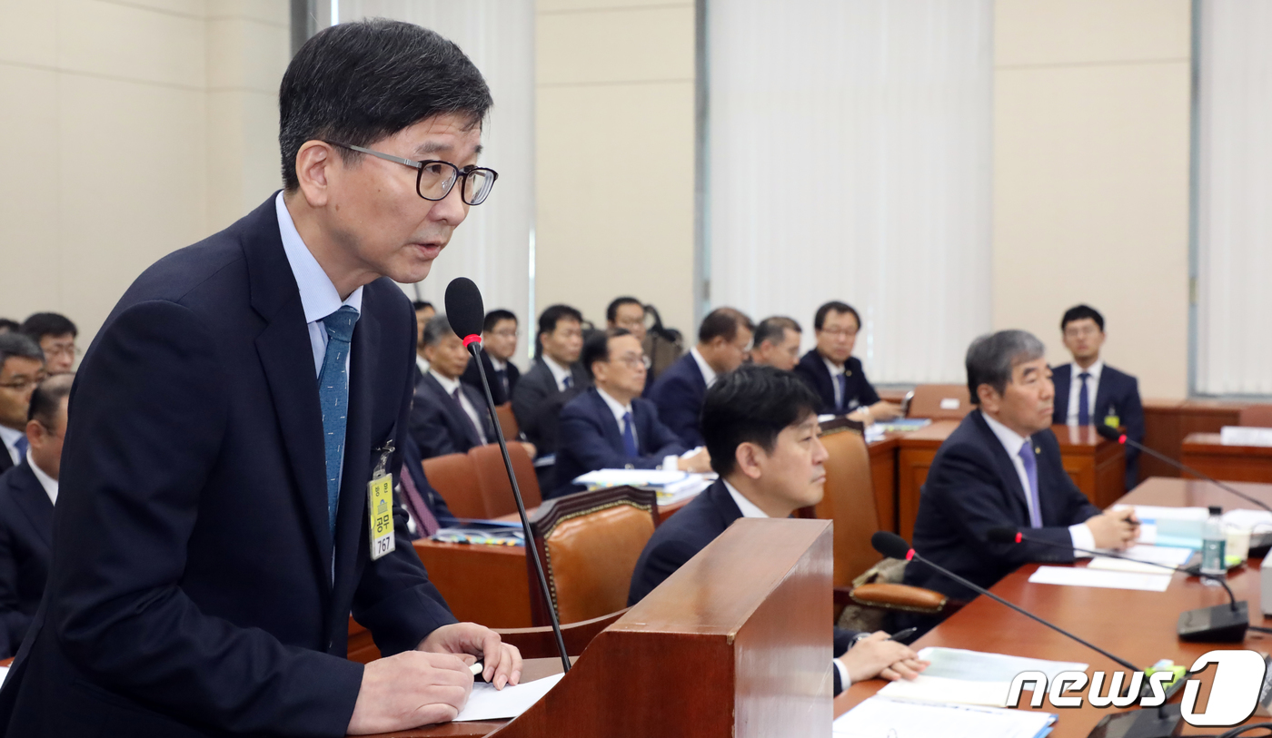 (서울=뉴스1) 김명섭 기자 = 김도인 금융감독원 부원장보가 8일 오전 열린 국회 정무위원회 국정감사에서 조국 사모펀드관련 질의에 답변하고 있다. 2019.10.8/뉴스1