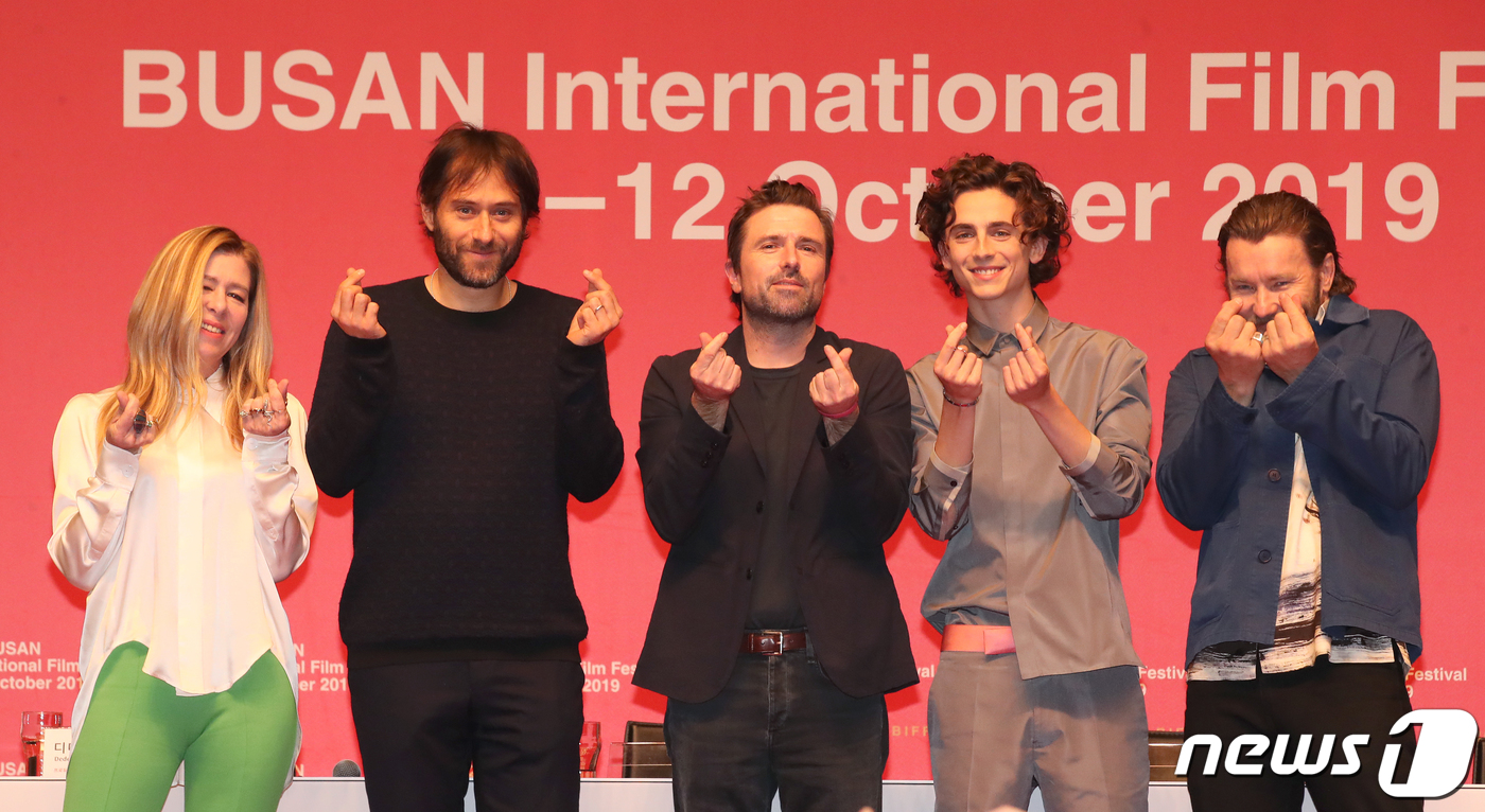 (부산=뉴스1) 여주연 기자 = 8일 오후 부산 해운대구 신세계백화점 센텀시티점 문화홀에서 열린 제24회 부산국제영화제 갈라프레젠테이션 선정작 영화 '더킹: 헨리5세'기자회견에서 …