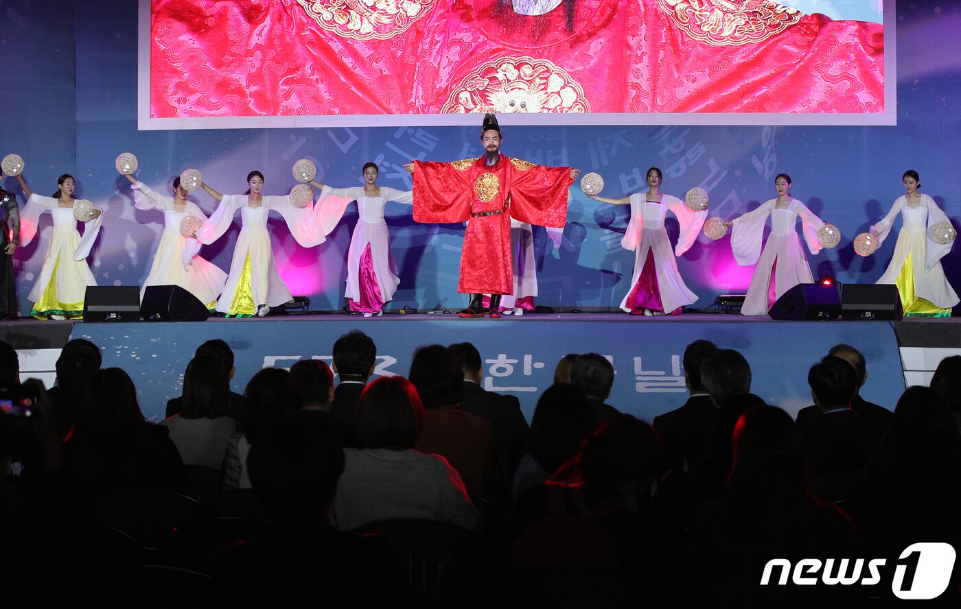 본문 이미지 - 제573돌 한글날을 하루 앞둔 8일 오후 서울 광화문광장에서 열린 한글문화큰잔치 전야제에서 배우들이 '세상을 열어준 한글'을 주제로 공연을 선보이고 있다. 문화체육관광부는 한글날을 맞아 '한글, 세상을 열다'를 주제로 한글문화큰잔치를 개최하며 전시, 공연, 체험, 학술대회 등 다양한 행사가 열린다. 2019.10.8/뉴스1 ⓒ News1 신웅수 기자