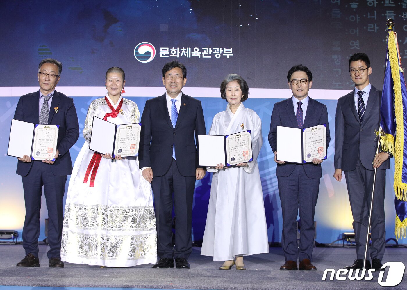 본문 이미지 - 박양우 문화체육관광부 장관(왼쪽 세 번째)이 제573돌 한글날을 하루 앞둔 8일 오후 서울 광화문광장에서 열린 한글문화큰잔치 전야제에서 세종문화상 수상자들과 기념촬영을 하고 있다. 2019.10.8/뉴스1 ⓒ News1 신웅수 기자