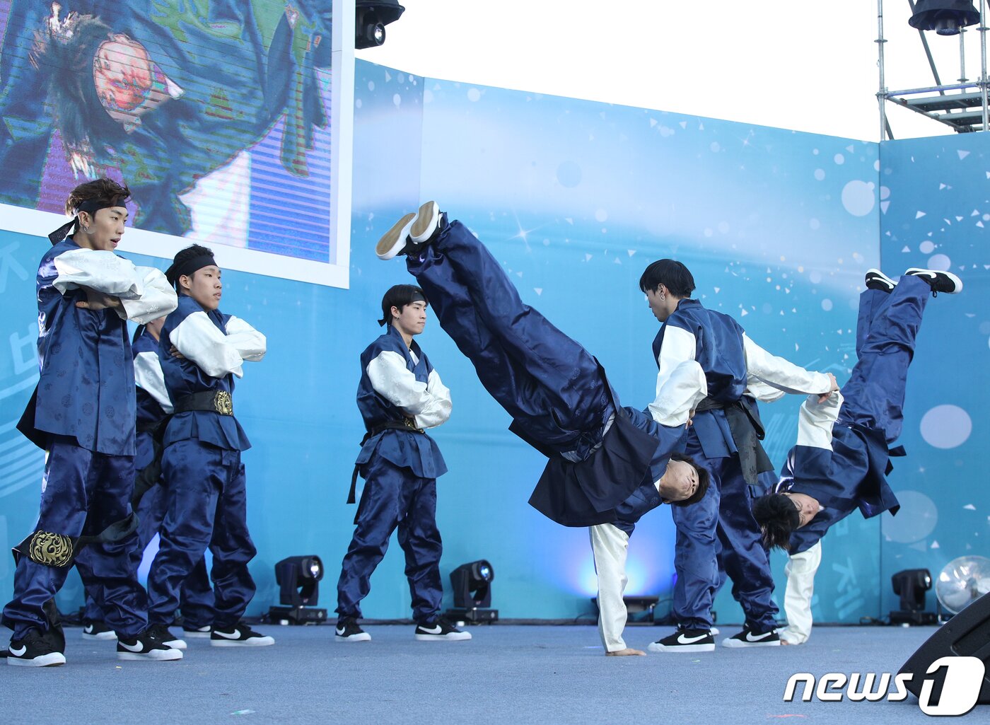 본문 이미지 - 제573돌 한글날을 하루 앞둔 8일 오후 서울 광화문광장에서 열린 한글문화큰잔치 전야제에서 비보이팀 진조크루가 공연을 선보이고 있다.  2019.10.8/뉴스1 ⓒ News1 신웅수 기자