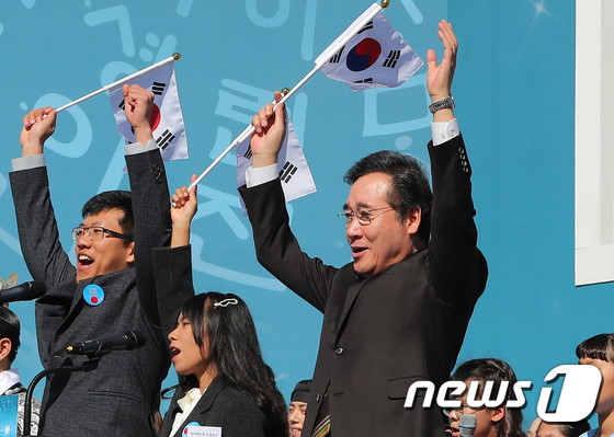 이낙연 총리가 한글날 경축식에서 만세삼창을 하고 있다. 구윤성 기자