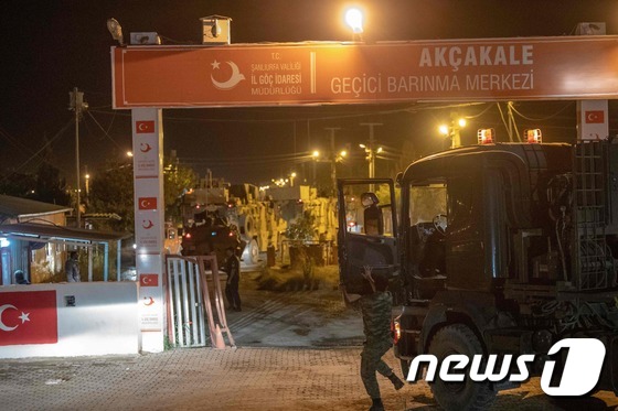 터키 육군 병력을 태운 트럭이 8일(현지시간) 시리아 접경 지대로 향하고 있다. © AFP=뉴스1