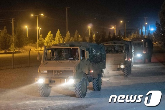 터키군 트력이 8일(현지시간) 오후 시리아 북부 접경지대로 향하고 있다. © AFP=뉴스1