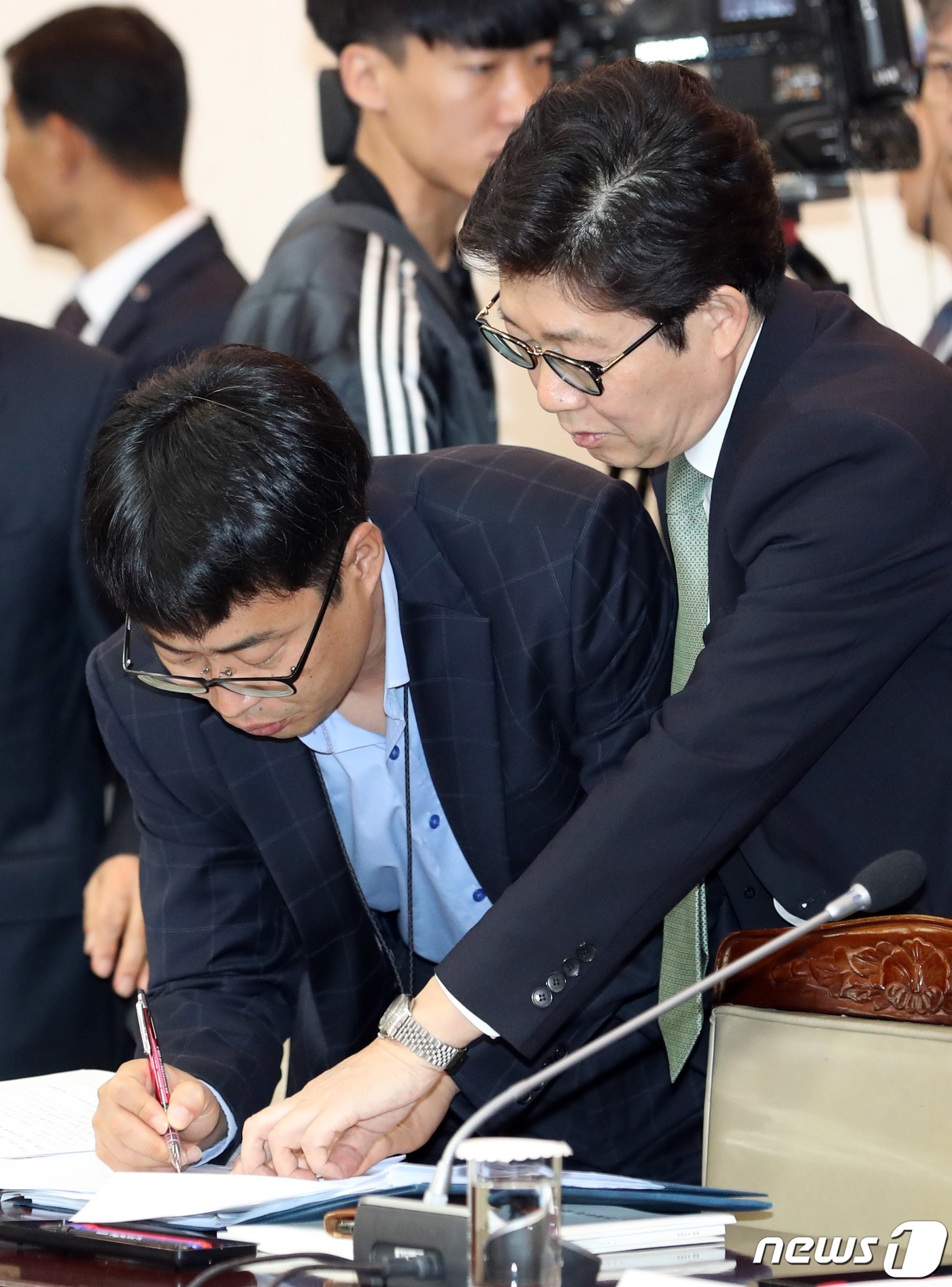 (서울=뉴스1) 이재명 기자 = 조명래 환경부 장관이 1일 오전 서울 세종대로 정부서울청사에서 열린 미세먼지특별대책위원회에서 관계자와 대화하고 있다. 2019.11.1/뉴스1