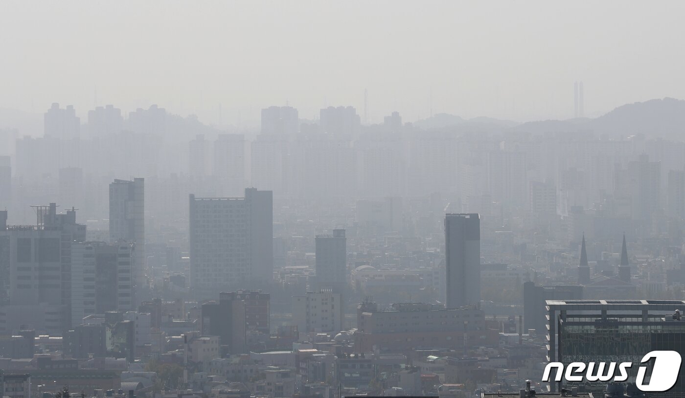 본문 이미지 - 울산 도심이 미세먼지에 덮여 뿌옇게 흐려져 보이고 있다.  ⓒ 뉴스1 윤일지 기자