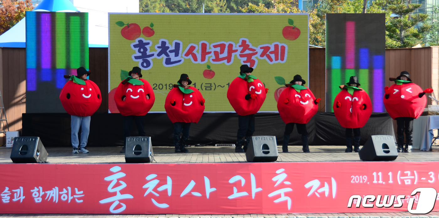 (홍천=뉴스1) 하중천 기자 = 1일 강원 홍천군 토리숲에서 열린 2019 홍천사과축제에서 축제 관계자들이 개막 퍼포먼스를 선보이고 있다. 이번 축제는 오는 3일까지 계속된다. 2 …