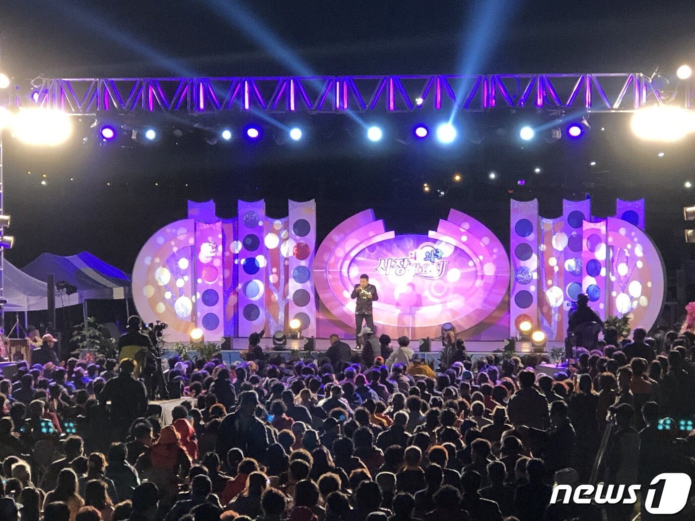 본문 이미지 - 1일 전북 전주시 남부시장에서 많은 시민과 관광객이 참석한 가운데 야시장 개장 5주년 기념행사가 열리고 있다.(전주시 제공)2019.11.1/뉴스1 ⓒ News1 김춘상 기자