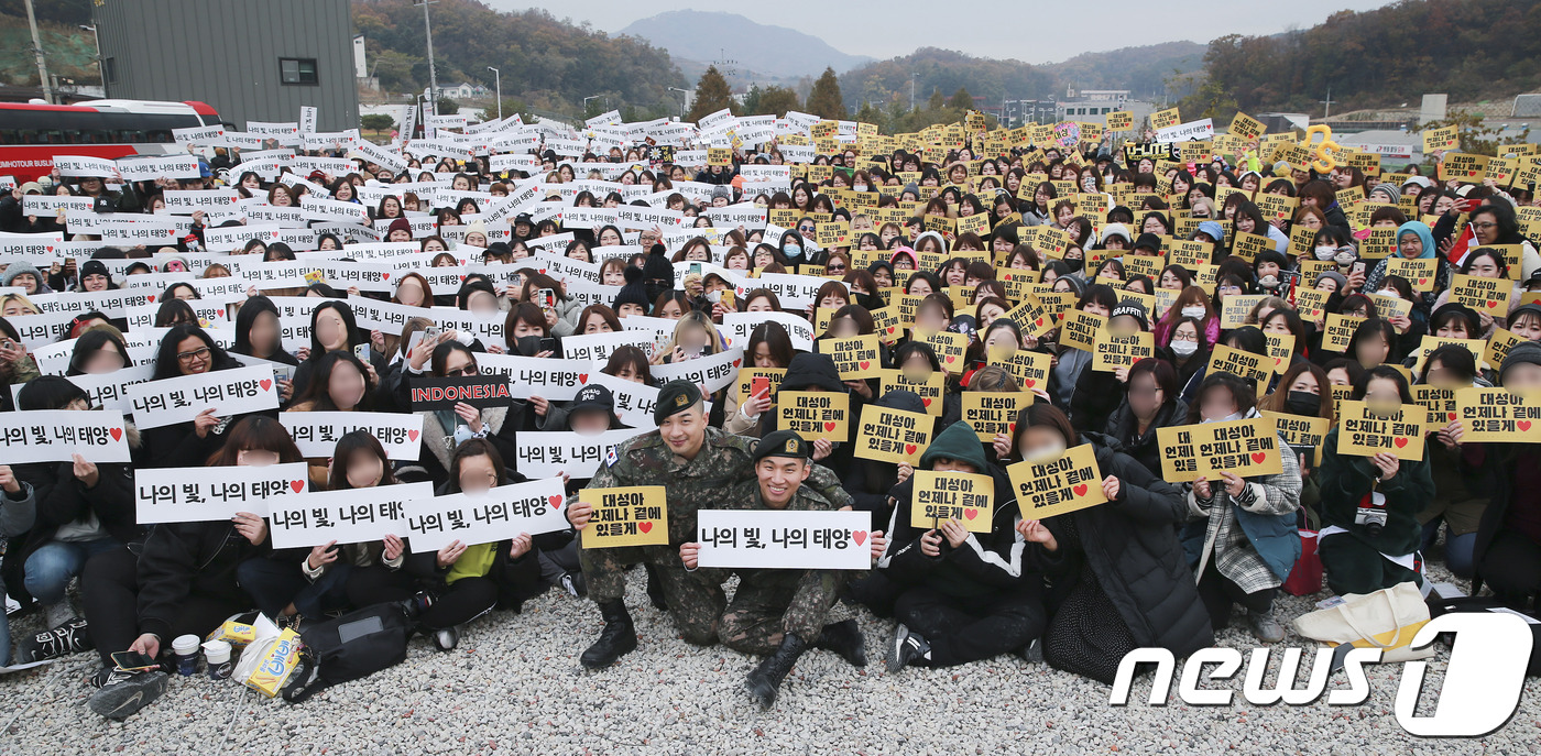 (용인=뉴스1) 조태형 기자 = 그룹 빅뱅의 대성(30·본명 강대성)과 태양(31·본명 동영배)이 10일 오전 경기도 용인 육군지상작전사령부에서 현역 제대한 후 팬들과 시간을 보내 …