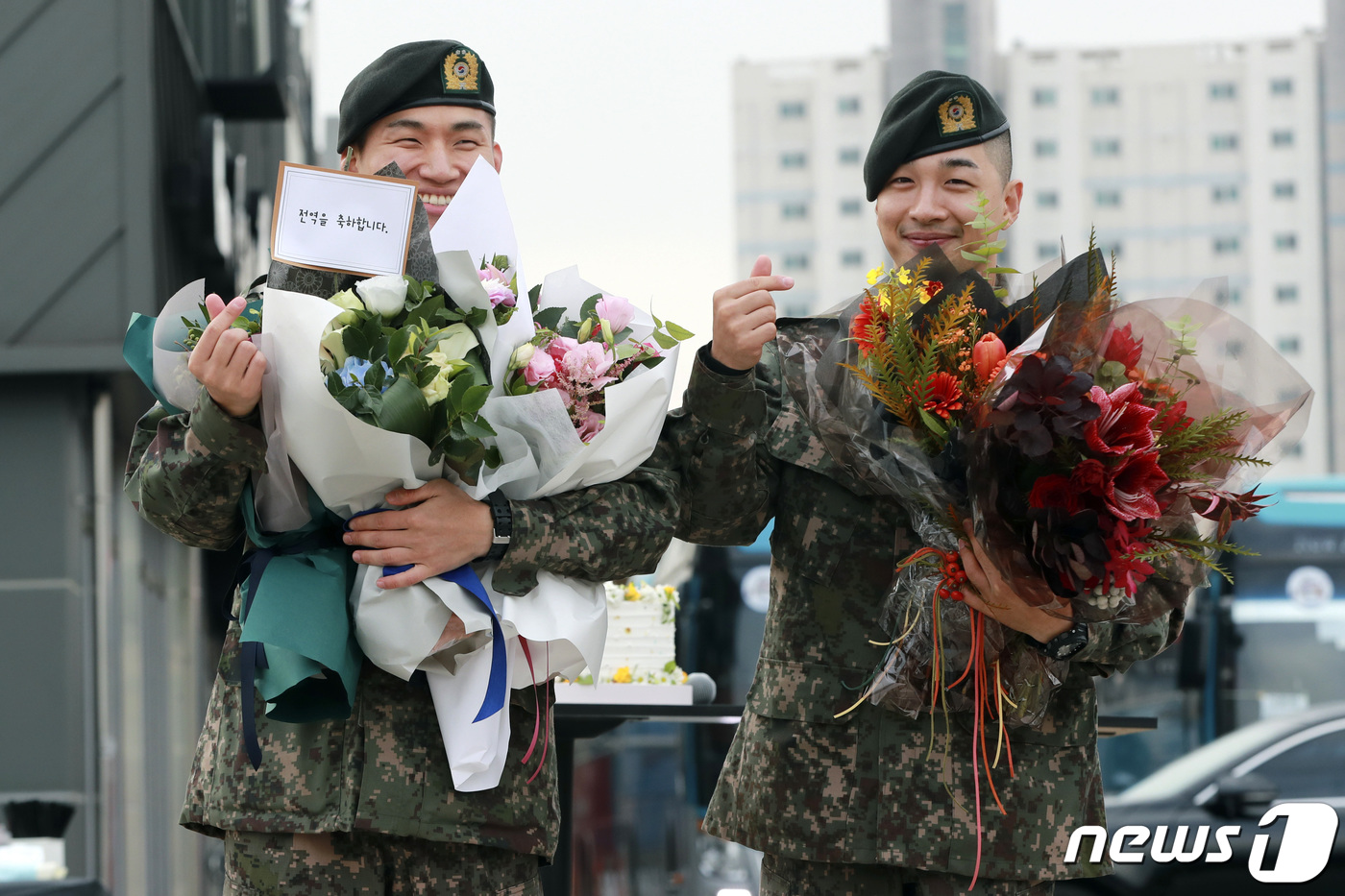 (용인=뉴스1) 조태형 기자 = 그룹 빅뱅의 대성(30·본명 강대성)과 태양(31·본명 동영배)이 10일 오전 경기도 용인 육군지상작전사령부에서 현역 제대한 후 팬들과 시간을 보내 …