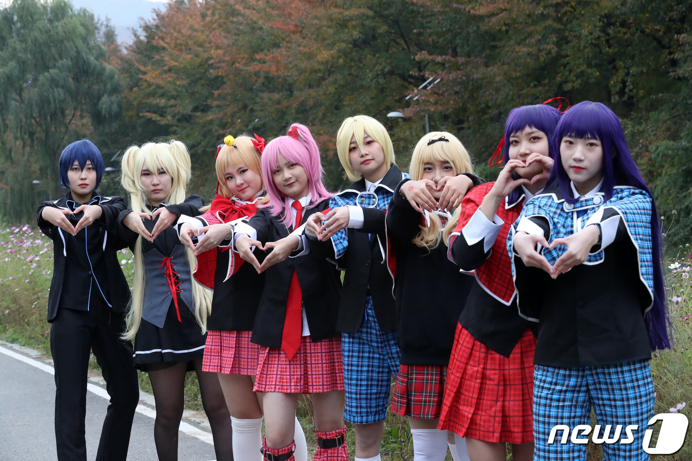 (서울=뉴스1) = 10일 서울 서초구 양재동 aT센터에서 열린 제166회 서울 코믹월드에서 코스프레 참가자들이 포즈를 취하고 있다. 2019.11.10/뉴스1