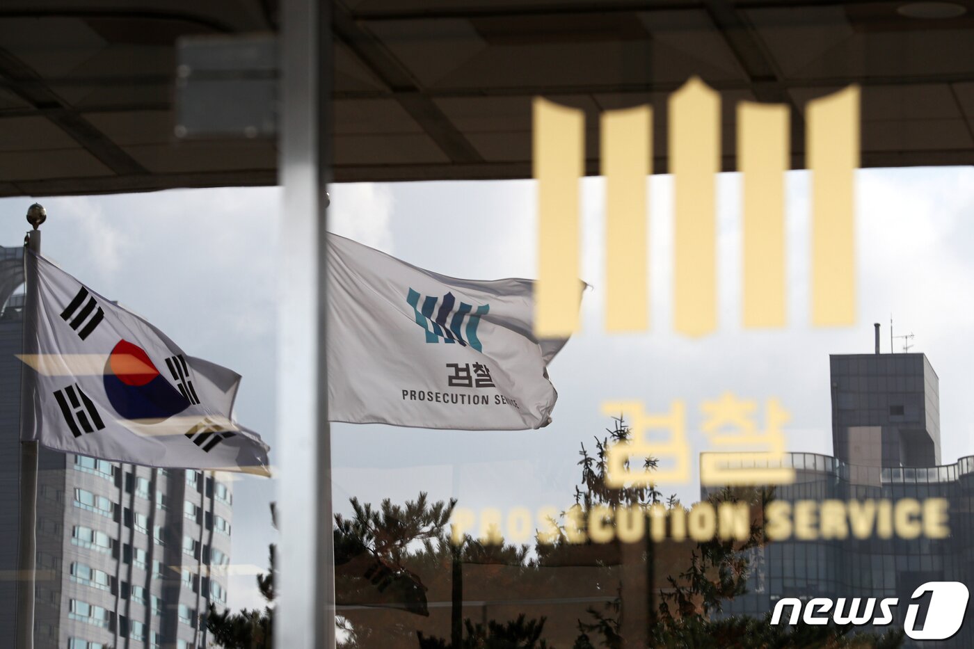 본문 이미지 - 조국 전 법무부 장관 일가 의혹을 수사하는 검찰이 조 전 장관의 배우자 정경심 동양대 교수(57·구속)를 11일 재판에 넘긴다. 지난 8월27일 서울대 환경전문대학원 등 10여곳을 압수수색하며 강제수사에 착수한지 두 달 반 만이다. 검찰에 따르면 서울중앙지검 반부패2부(부장검사 고형곤)는 정 교수 구속기간이 만료되는 이날 업무방해 등 혐의로 그를 추가 기소할 예정이다. 사진은 11일 서울 서초구 서울중앙지방검찰청. 2019.11.11/뉴스1 ⓒ News1 이승배 기자
