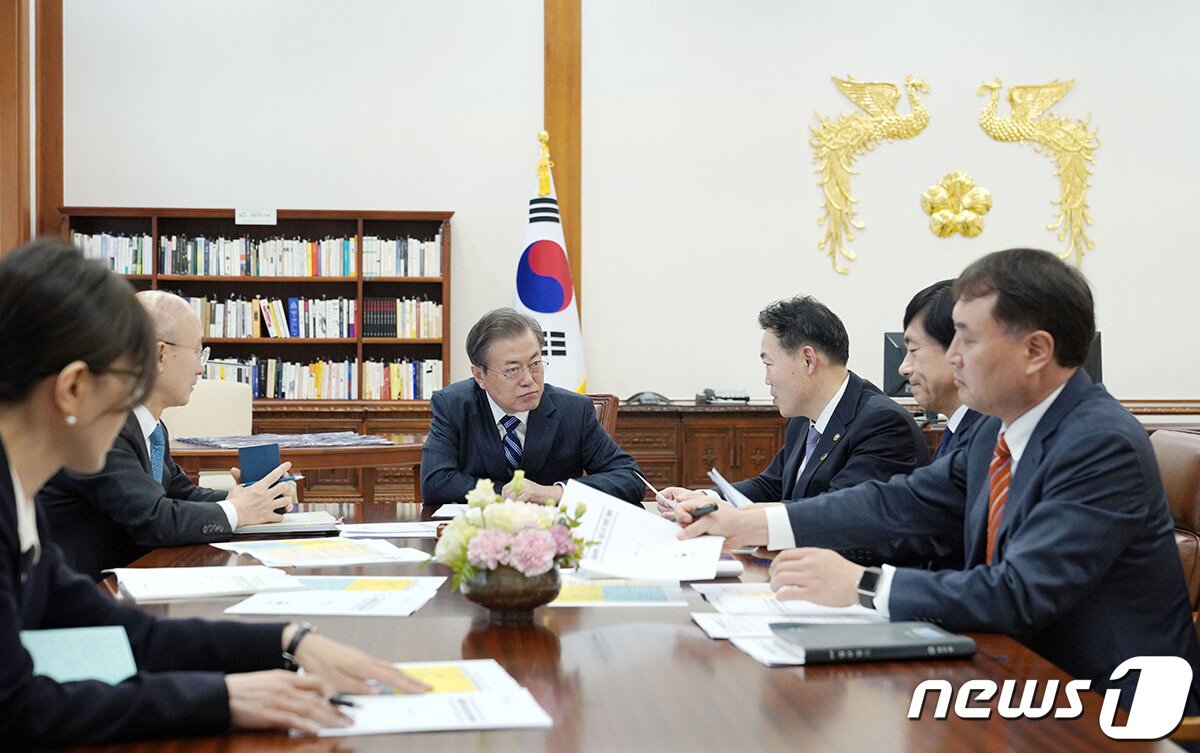 본문 이미지 - 문재인 대통령이 지난 8일 청와대 본관 집무실에서 김오수 법무부 차관(오른쪽 세번째부터), 이성윤 검찰국장으로부터 검찰개혁 관련 업무 보고를 받고 있다. (청와대 제공) 2019.11.11/뉴스1