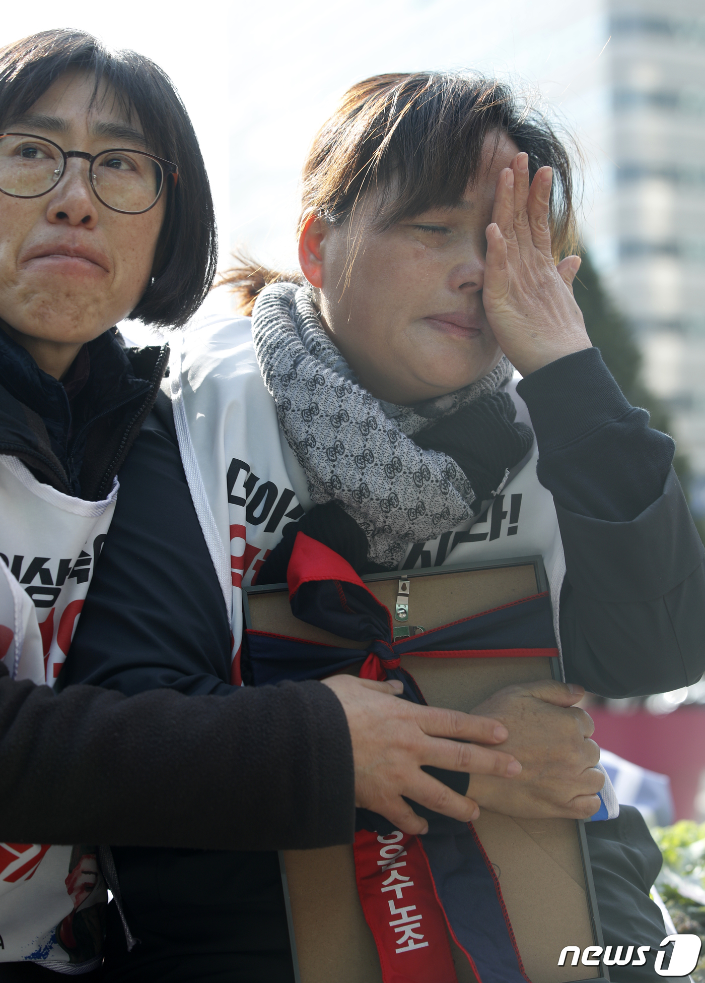 (서울=뉴스1) 안은나 기자 = 지난해 태안화력발전소 비정규직 노동자로 일하다 사고로 숨진 고 김용균 씨의 어머니 김미숙 씨가 11일 서울 광화문 광장에서 김용균 노동자 추모분향소 …