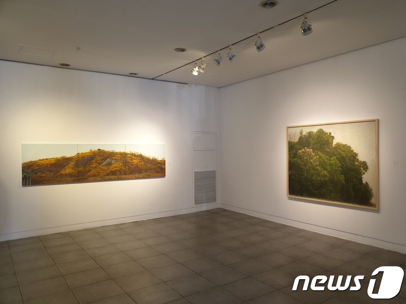 본문 이미지 - 선화랑에서 열리고 있는 이만나 개인전 '먼 봄' 전경.ⓒ 뉴스1 이기림 기자