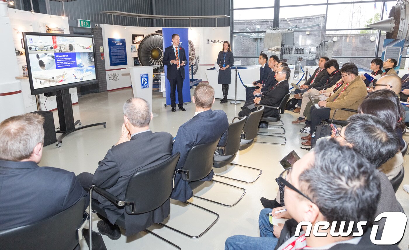 본문 이미지 - 지난 5일(현지시각) 영국 롤스로이스 더비 사업장에서 워릭 매튜 롤스로이스 인스톨레이션 사업 총괄부사장이 롤이로이스 항공엔진사업에 대해 설명하고 있다.<롤스로이스 제공>ⓒ 뉴스1