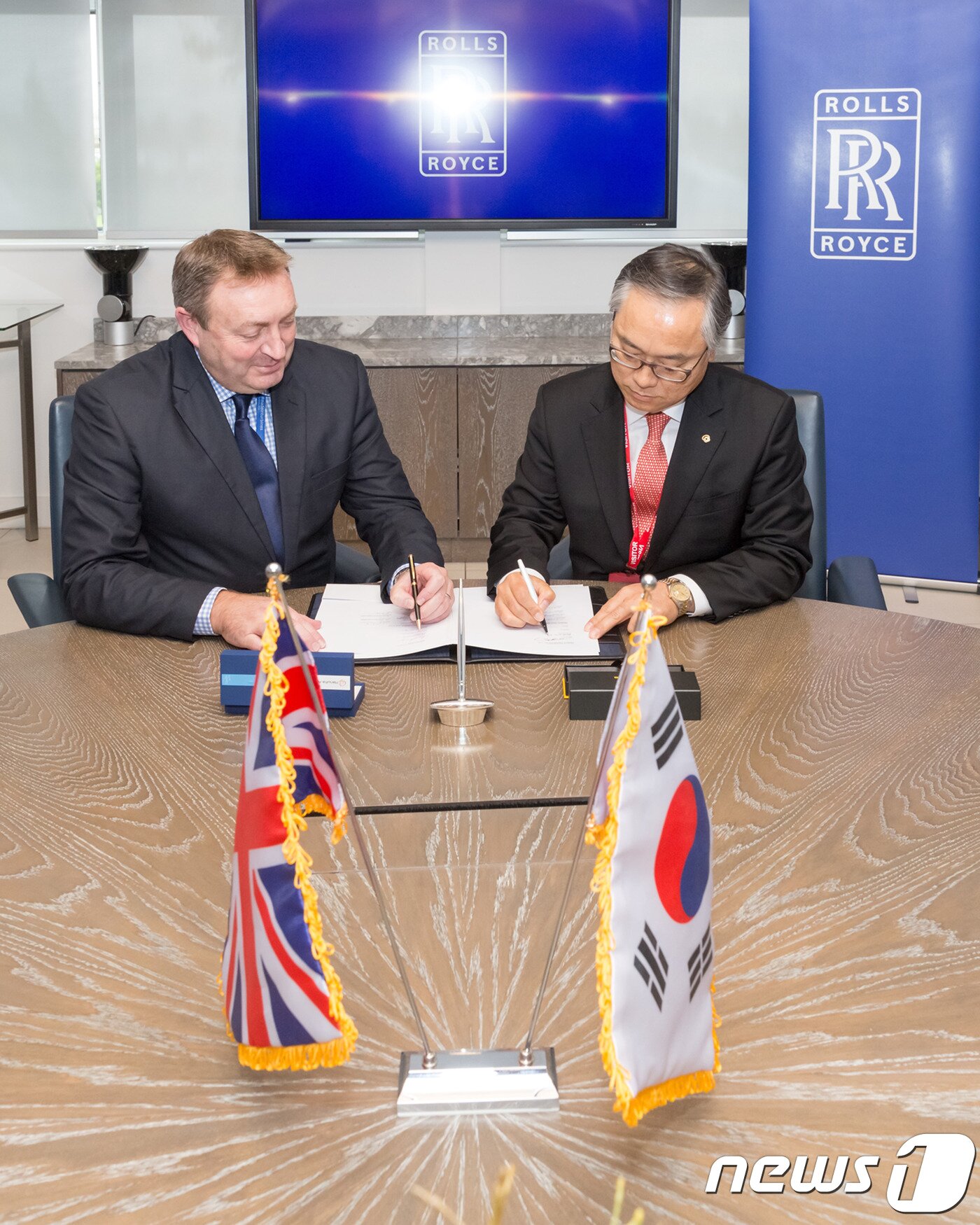 본문 이미지 - 지난 5일(현지시간) 신현우 한화에어로스페이스 사장(사진 오른쪽)과 앤디 그리즐리(Andy Greasley) 롤스로이스 터빈사업 부문장이영국 더비사업장에서 1조2000억원 규모의 부품 공급 계약을 체결하고 있다.<롤스로이스 제공> ⓒ 뉴스1