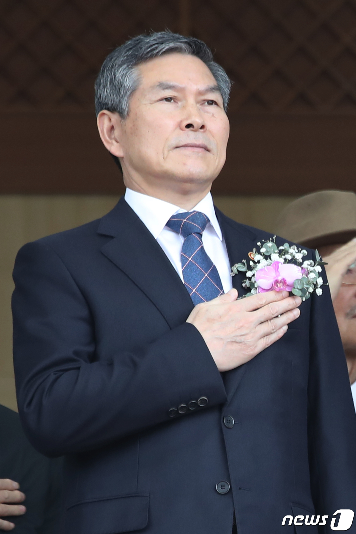 (울산=뉴스1) 윤일지 기자 = 정경두 국방부 장관이 11일 오후 울산시 동구 현대중공업에서 열린 해군 세 번째 호위함인 '서울함' 진수식에 참석해 국기에 대한 경례를 하고 있다. …