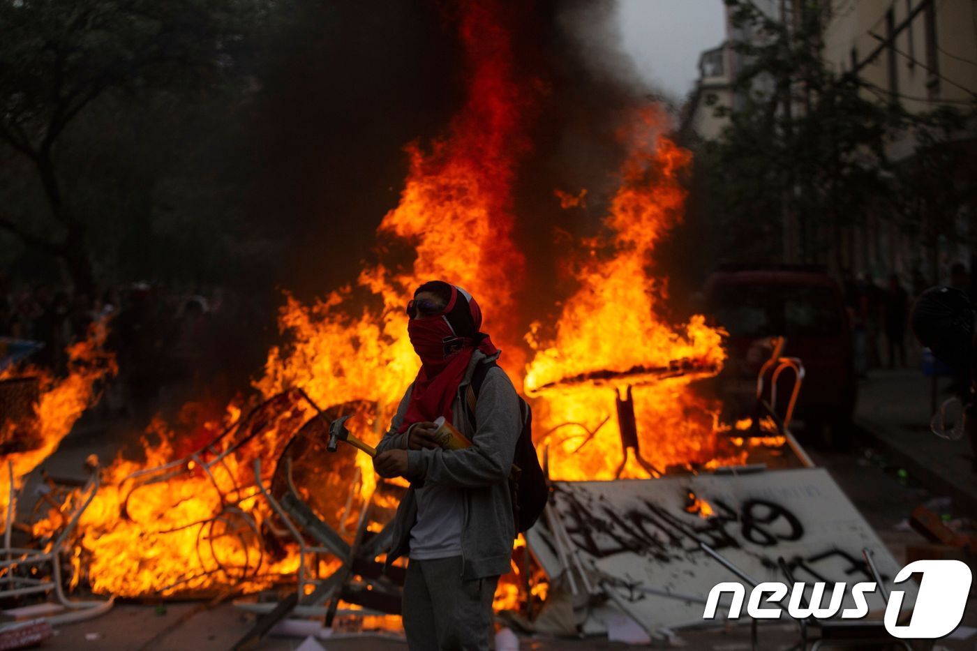 본문 이미지 - 칠레의 수도 산티아고에서 이어지고 있는 반정부 시위. ⓒ AFP=뉴스1