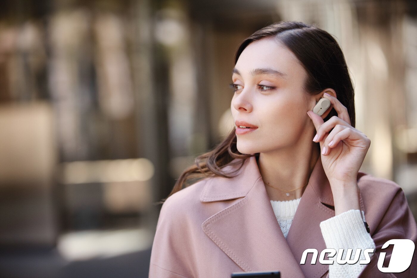 본문 이미지 - 소니 노이즈캔슬링 무선 이어폰 'WF-1000XM3'를 착용한 모델(소니코리아 제공)ⓒ 뉴스1