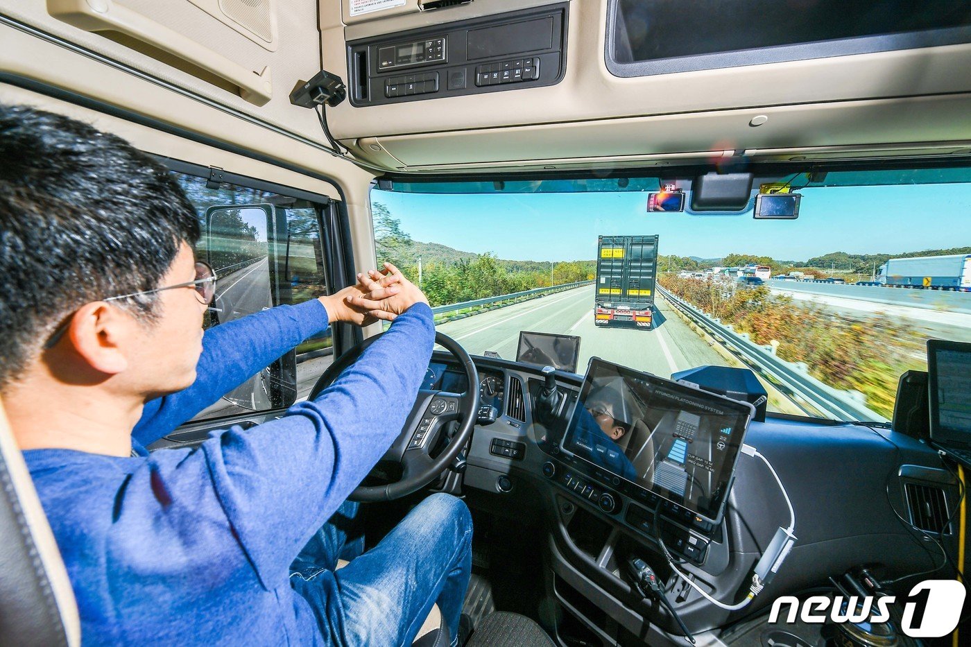 본문 이미지 - 고속도로를 나란히 군집주행으로 달리고 있는 현대차 엑시언트 자율주행트럭의 모습. (현대차 제공) 2019.11.12/뉴스1